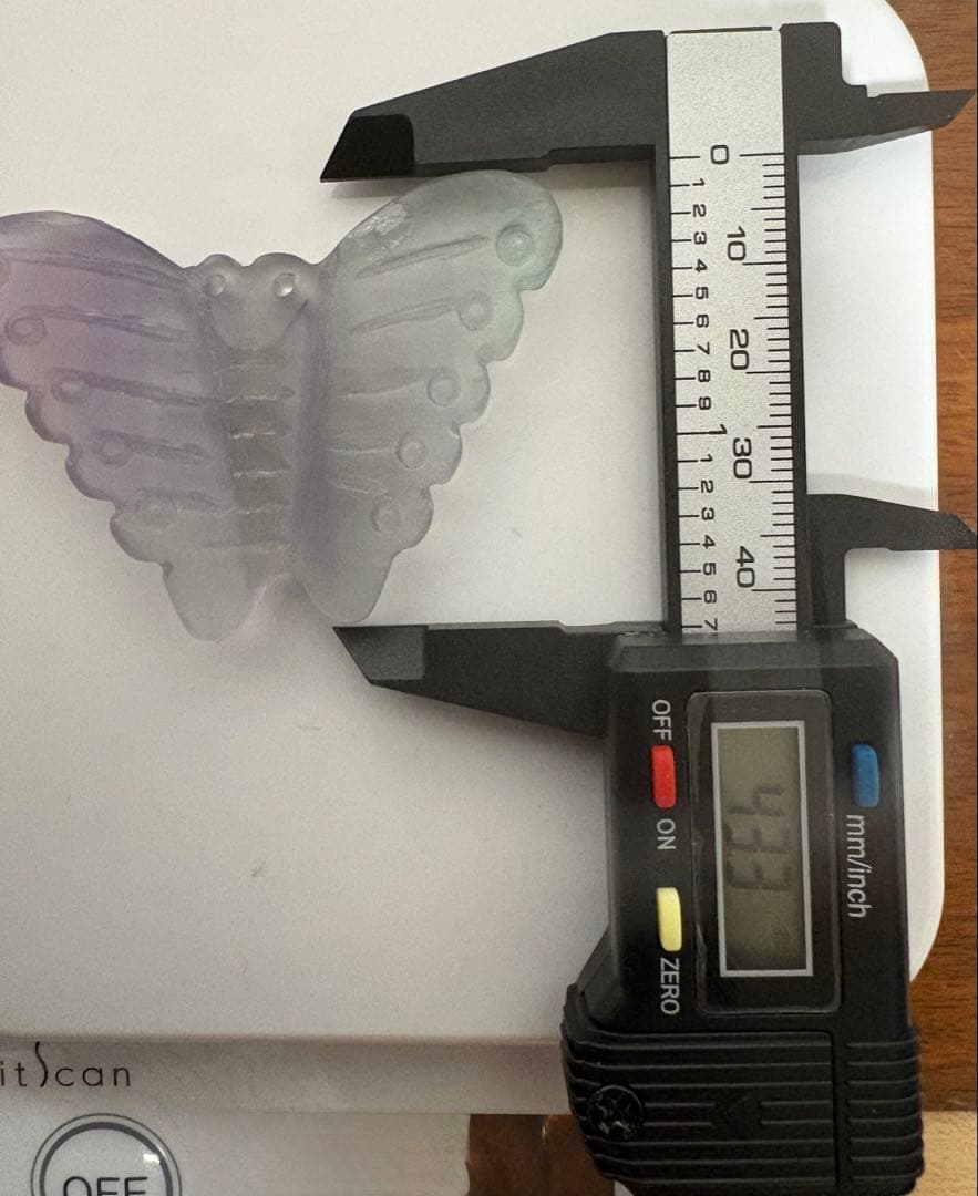 蝶の形 ルース石 紫色 縦約4.3㎝、横約5.5cm フローライト