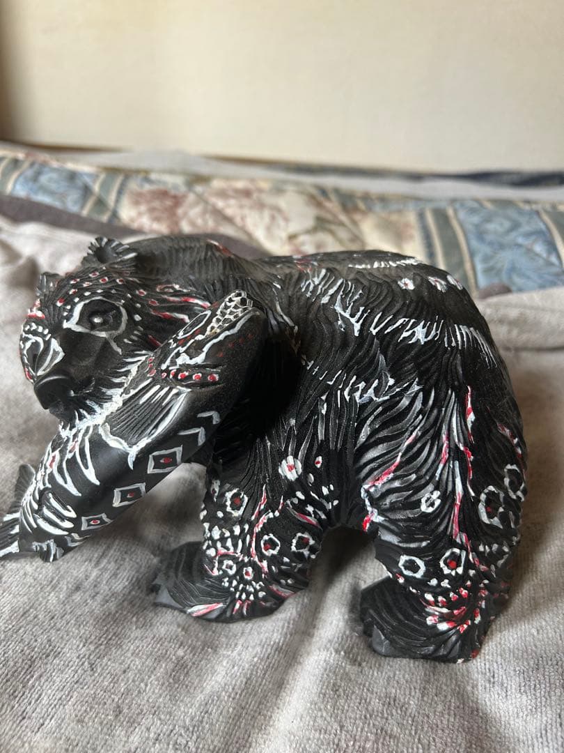 装飾的な黒いクマの置物