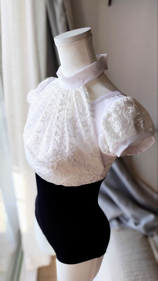 S～Mサイズ／チューリップ柄レースの胸元ギャザーが豪華な娘役レオタード白黒