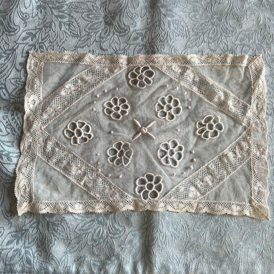 アイボリーの花模様アンティークレース　フランス