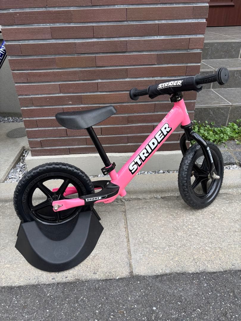 STRIDER ストライダー スポーツ ピンク 12インチ 日本正規品スタンド付