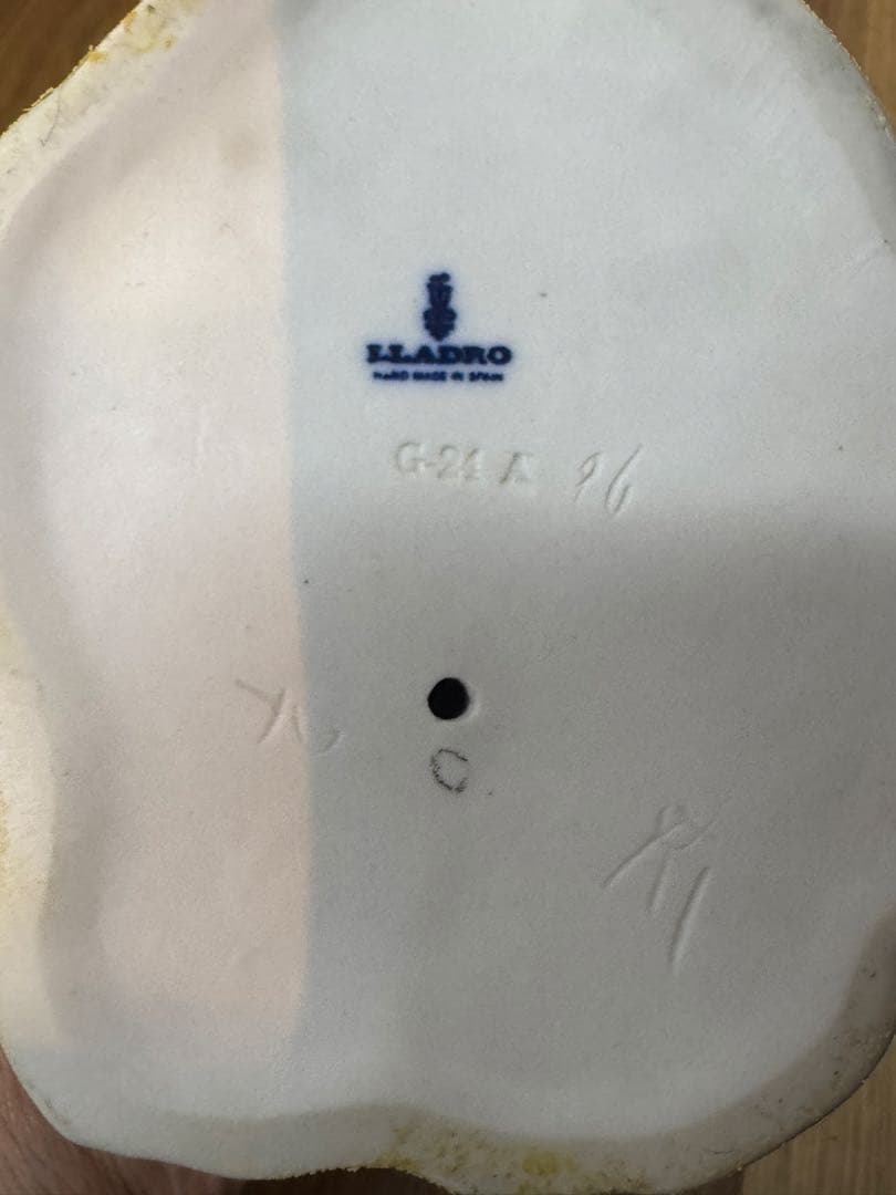 少女と鴨の陶器置物 約20cm