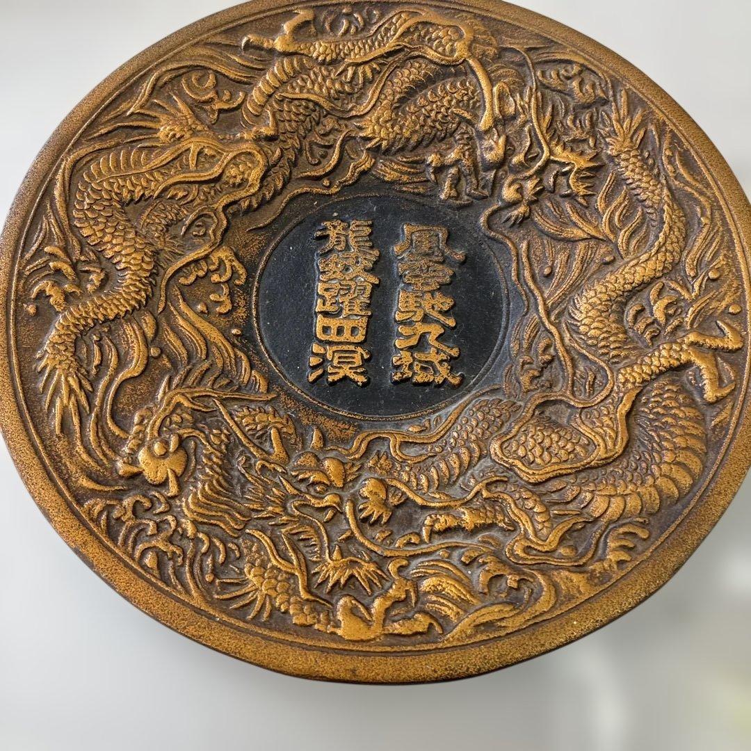 ドラゴン彫刻の金属工芸品