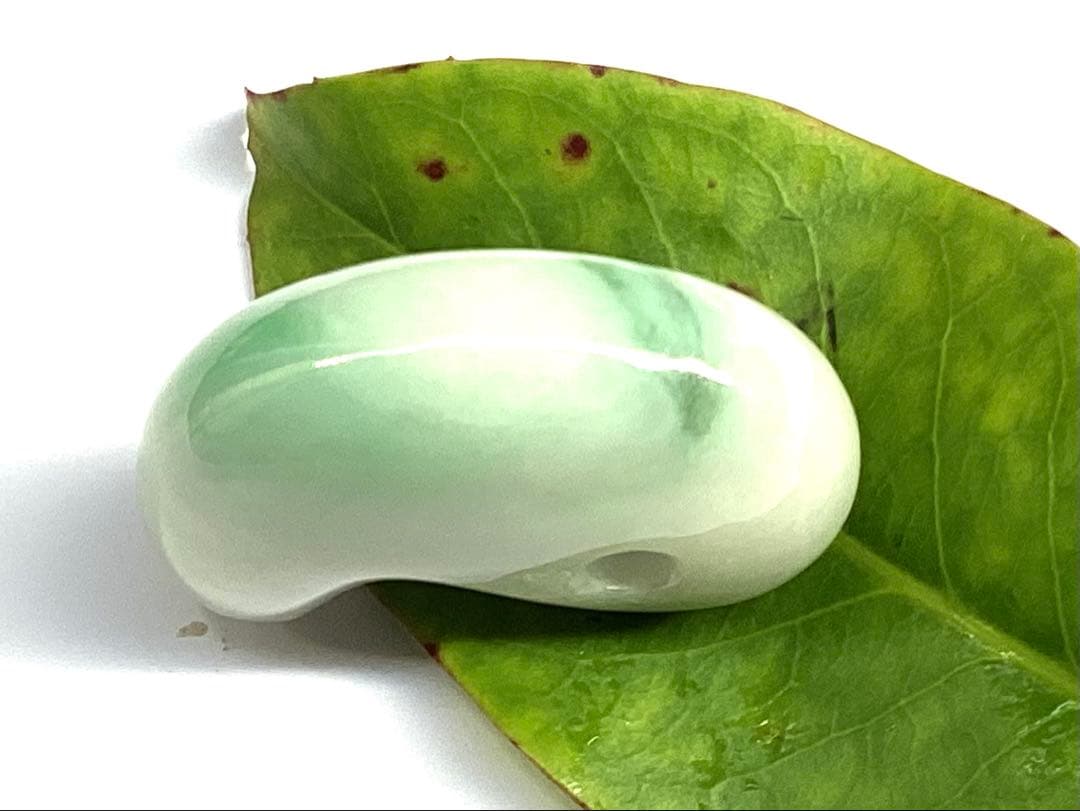 超レア‼️高額材料使用 ジェダイト糸魚川翡翠勾玉‼️ コレクション級　御守り　本物を