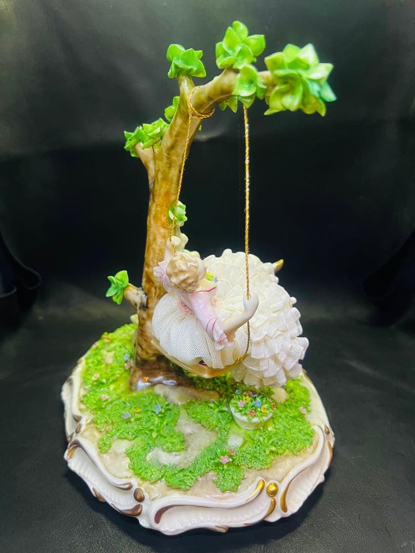 ロココ風 陶器製少女のブランコ置物