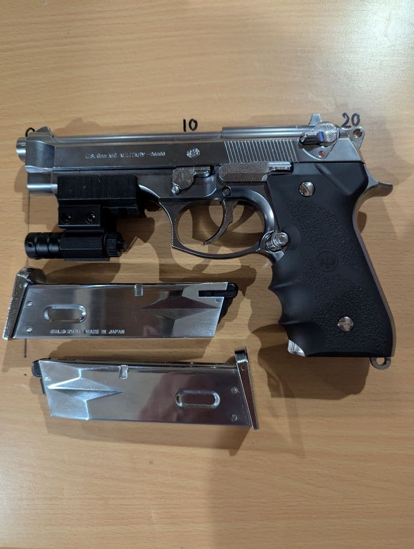 M92F ハンドガン シルバー レーザーサイト付き去年の末に購入