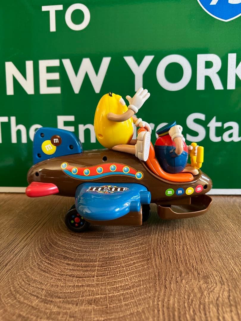 M&M's 飛行機型おもちゃ