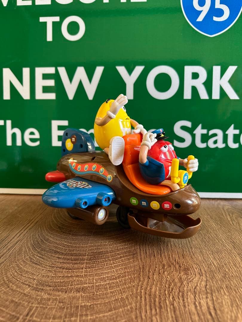 M&M's 飛行機型おもちゃ