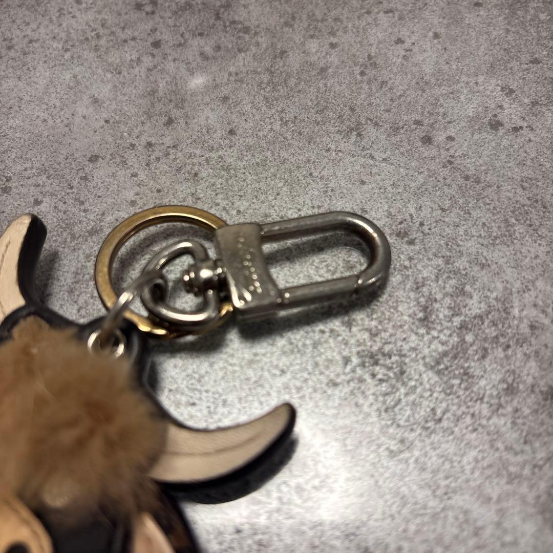 牛型レザー風キーホルダー LVロゴ付き