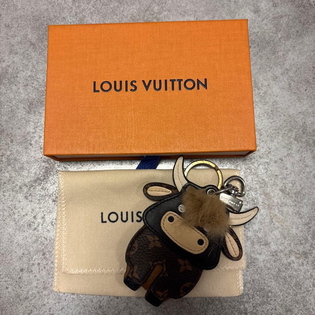 牛型レザー風キーホルダー LVロゴ付き