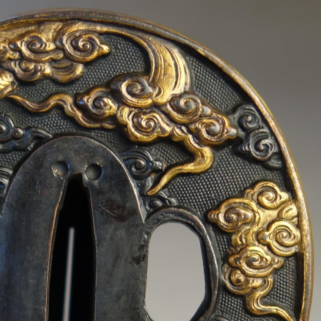 【雲龍図鍔 赤銅魚子地 高肉彫 鍍金】(鍔箱・布団付) 鍔 鐔 刀装具 武具