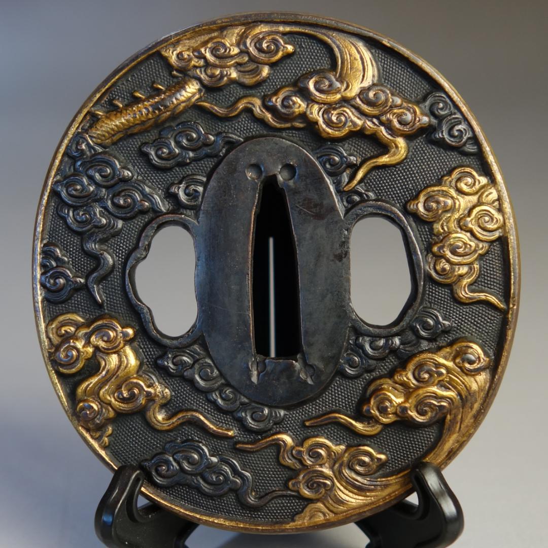 【雲龍図鍔 赤銅魚子地 高肉彫 鍍金】(鍔箱・布団付) 鍔 鐔 刀装具 武具