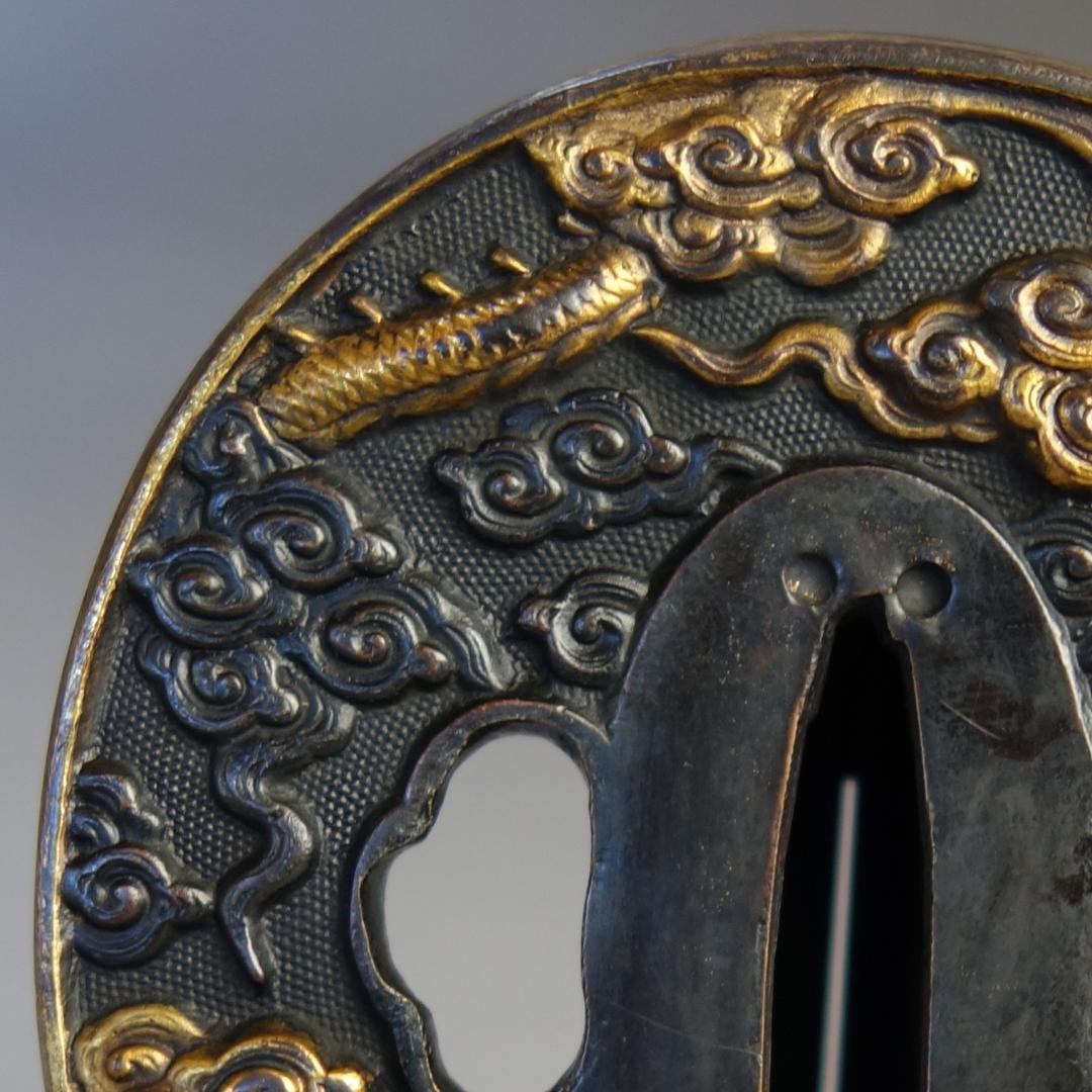 【雲龍図鍔 赤銅魚子地 高肉彫 鍍金】(鍔箱・布団付) 鍔 鐔 刀装具 武具