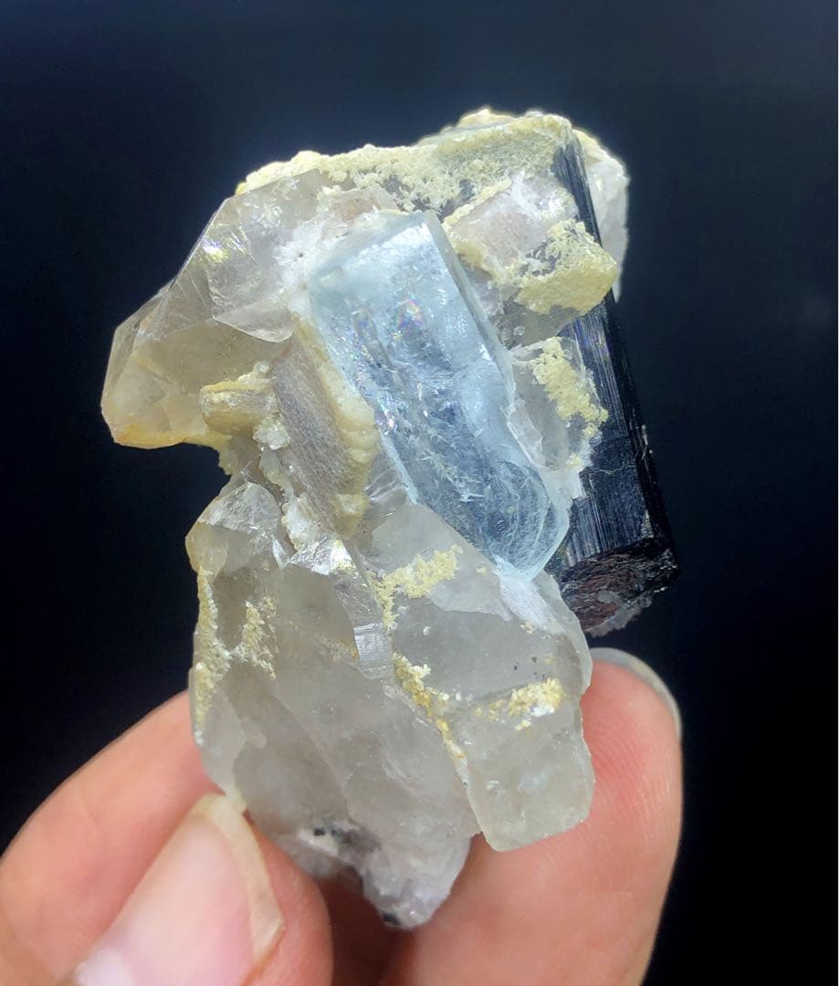 ショールトルマリン、クォーツ、マイカの標本を含む天然アクアマリン