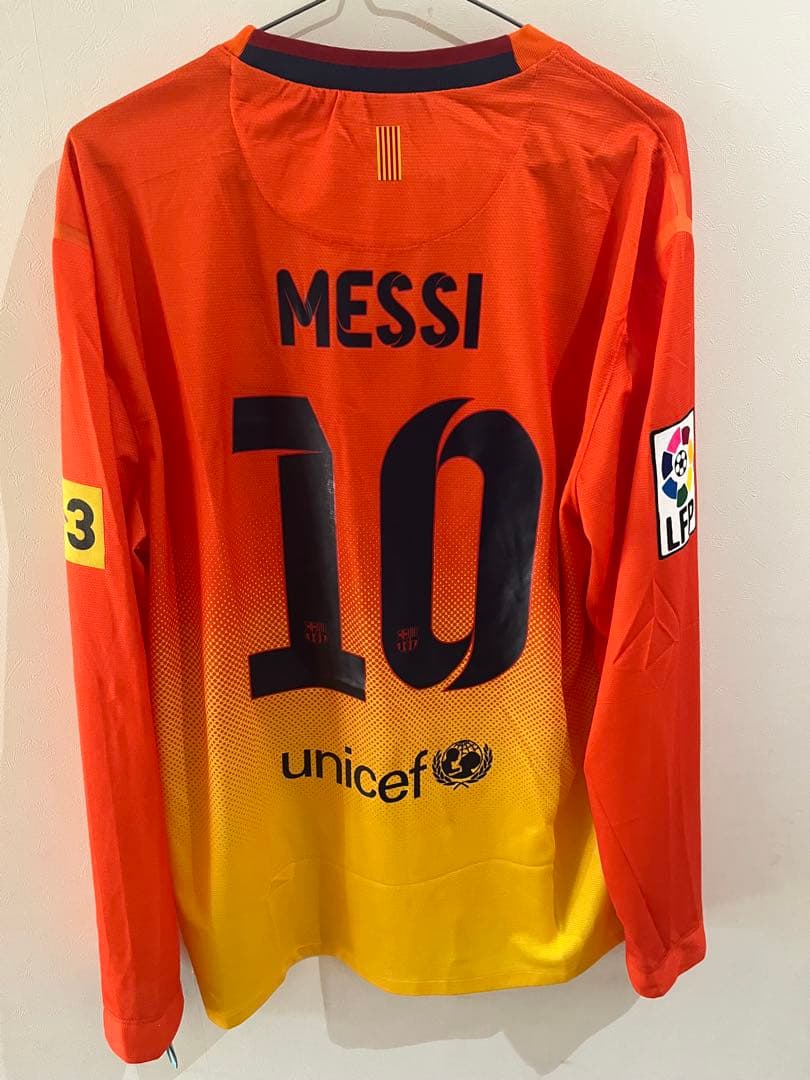 サッカー　NIKE バルセロナ メッシ 　ユニフォーム　未使用、タグ付き　長袖