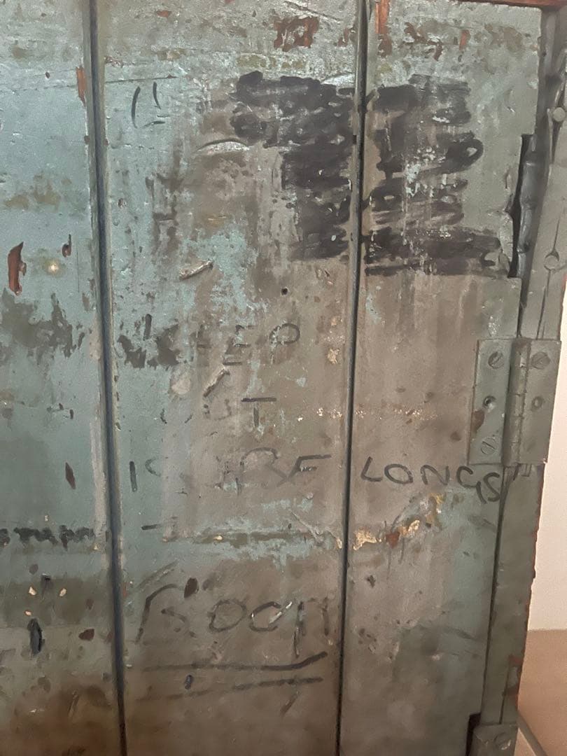 ヴィンテージ 木製本棚・収納キャビネット ペイント剥離・手書き文字あり｜工業系