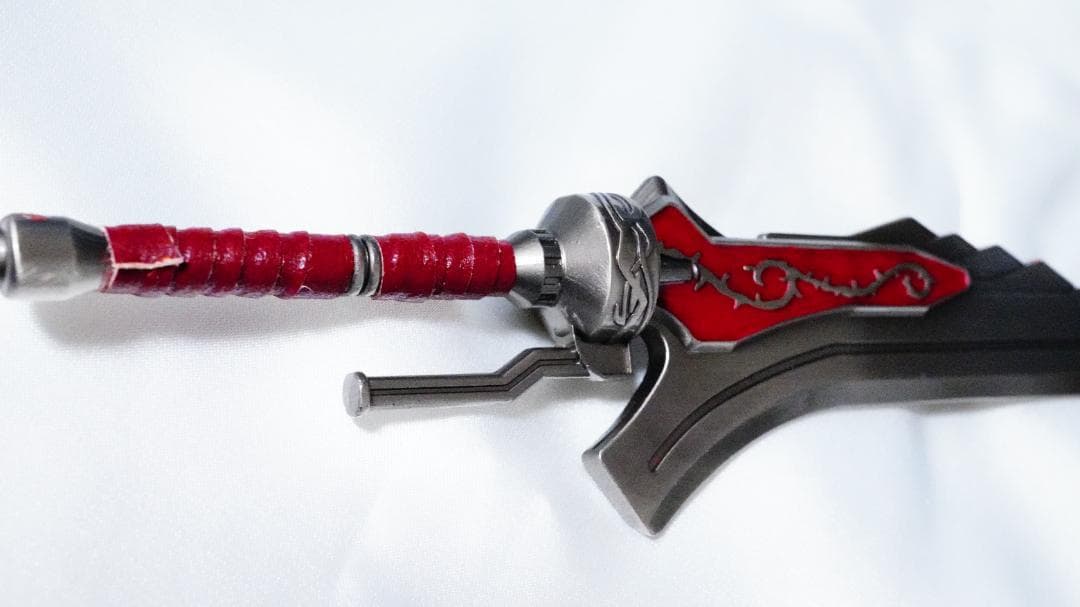 30cmデビルメイクライ4 レッドクイーン ミニ武器 キーホルダー アクセサリ