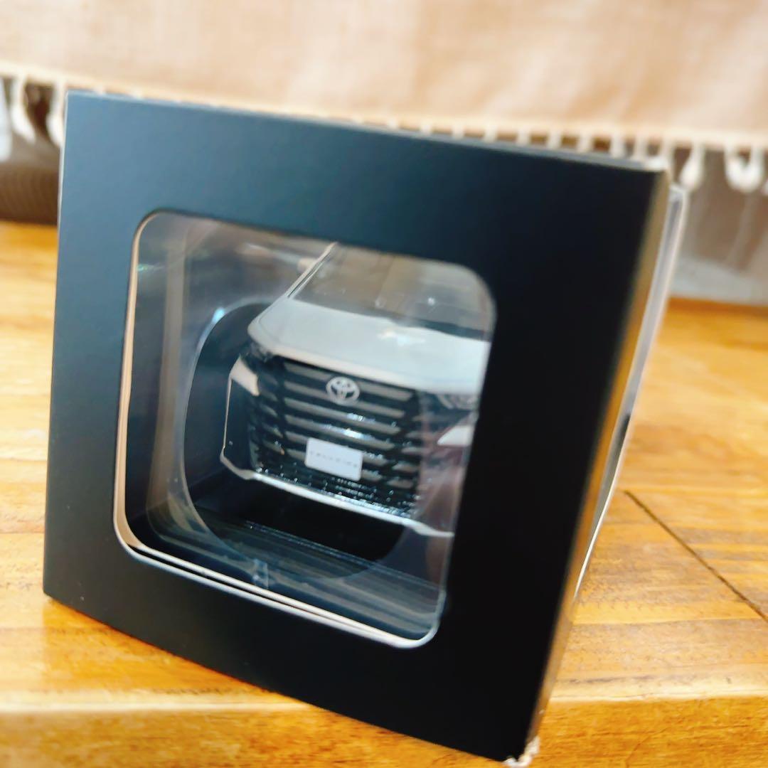 トヨタ　ベルファイア　ホワイト　ミニカー