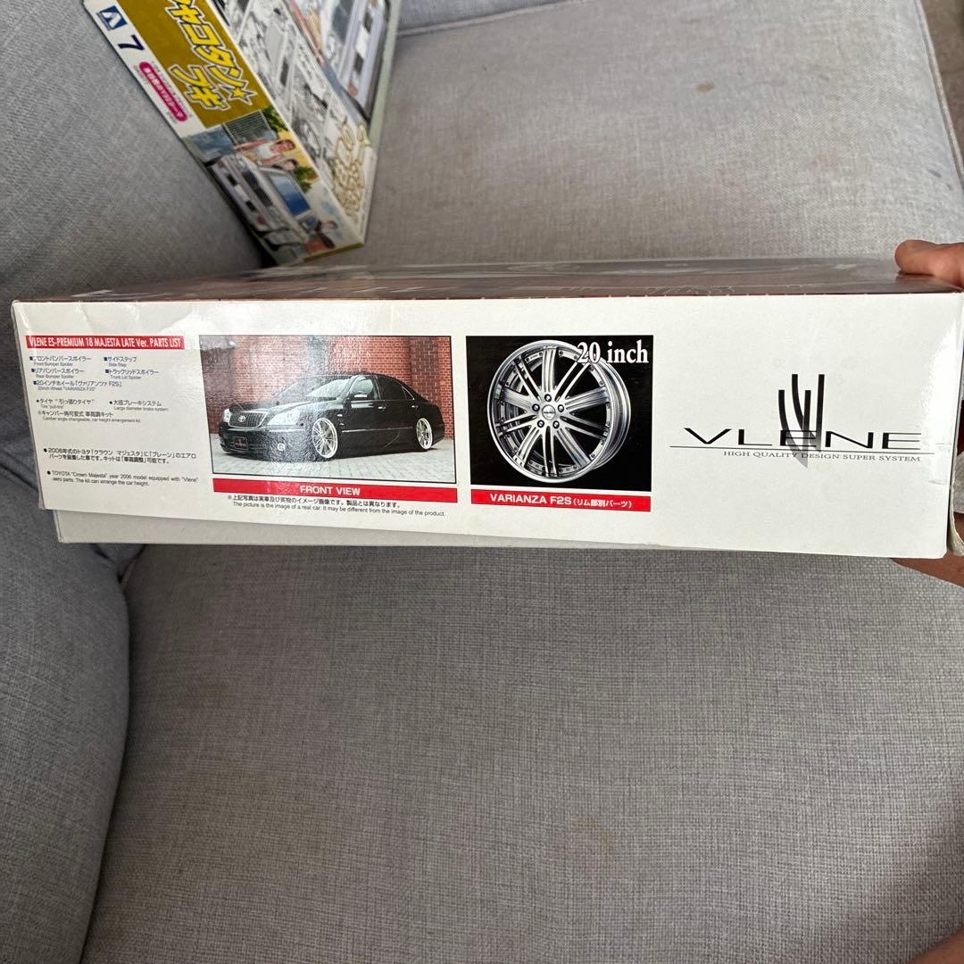 青島CROWN MAJESTA プラモデルキット