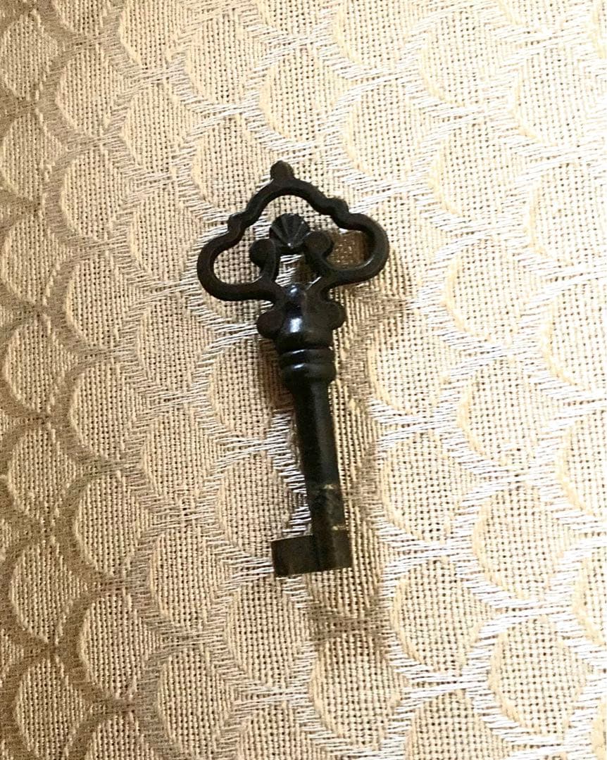 ライティングビューロー　イタリア　アンティーク 猫足　鍵付き