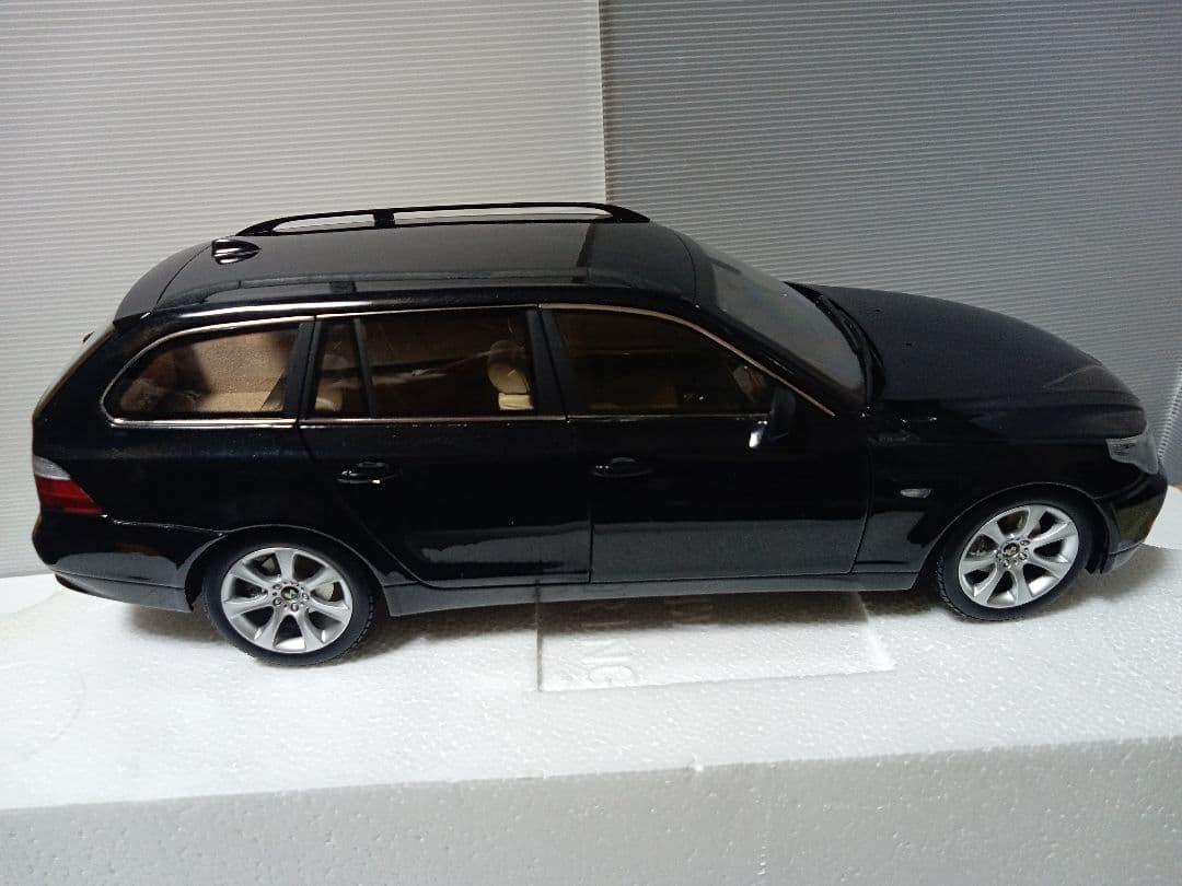 京商 1/18  5シリーズ ツーリング 黒 ディーラーパッケージ