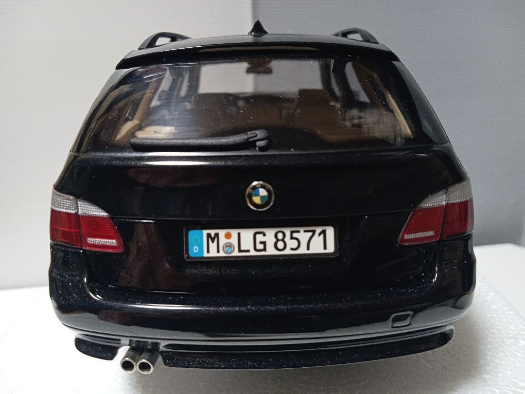 京商 1/18  5シリーズ ツーリング 黒 ディーラーパッケージ
