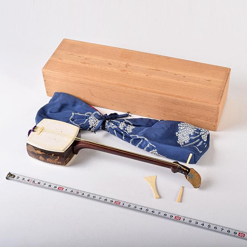 和楽器　ミニチュア　山水人物蒔絵　三味線　置物　バチ付　時代箱付　M　R8262