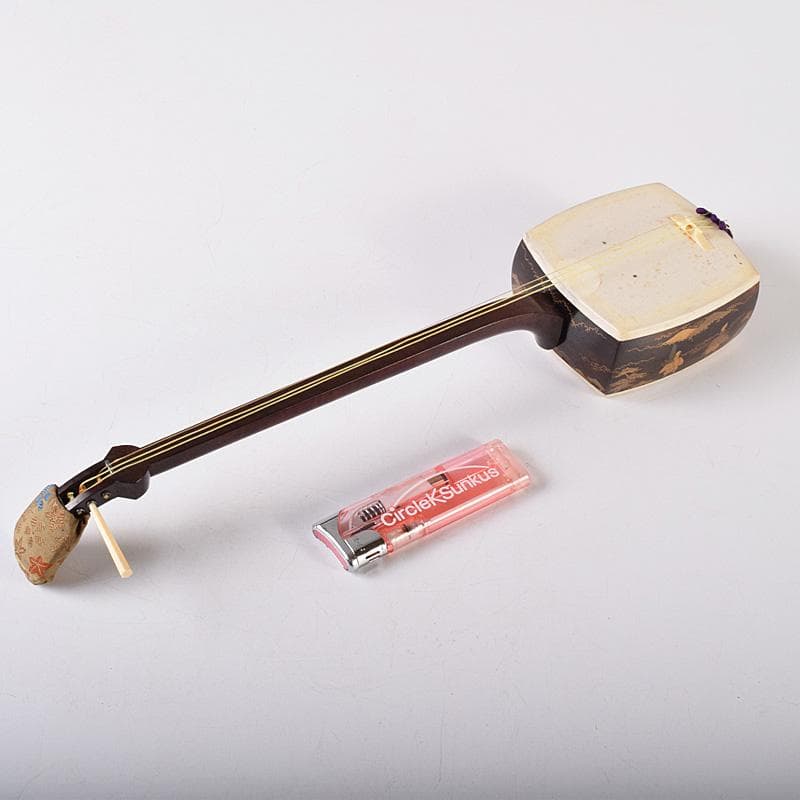 和楽器　ミニチュア　山水人物蒔絵　三味線　置物　バチ付　時代箱付　M　R8262