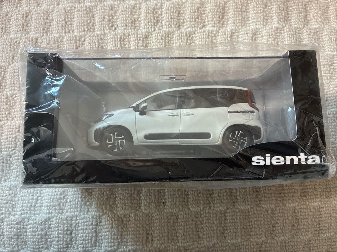 Sienta ミニカー 1/30スケール ホワイト