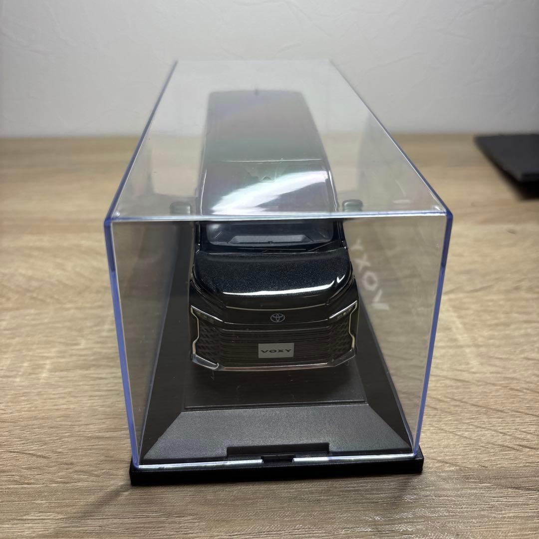 【送料無料】トヨタ ヴォクシー ブラック 1/30カラーサンプルミニカー