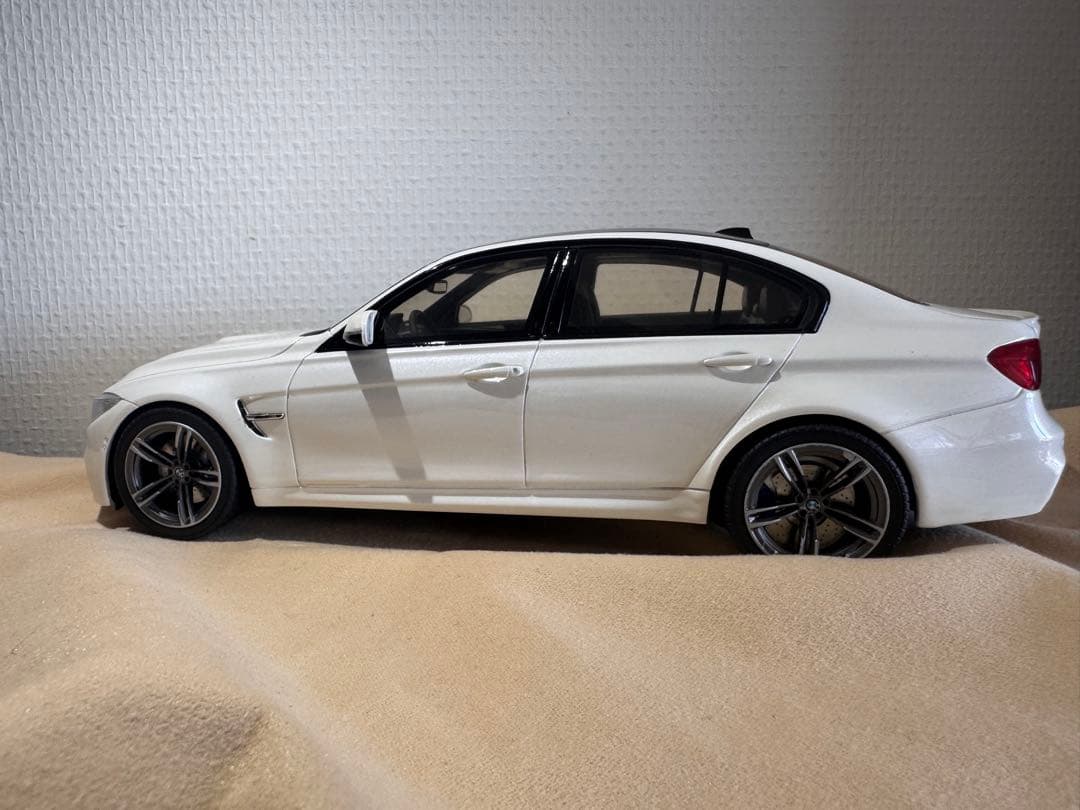  M3 Sedan ホワイト 1/18 ミニカー