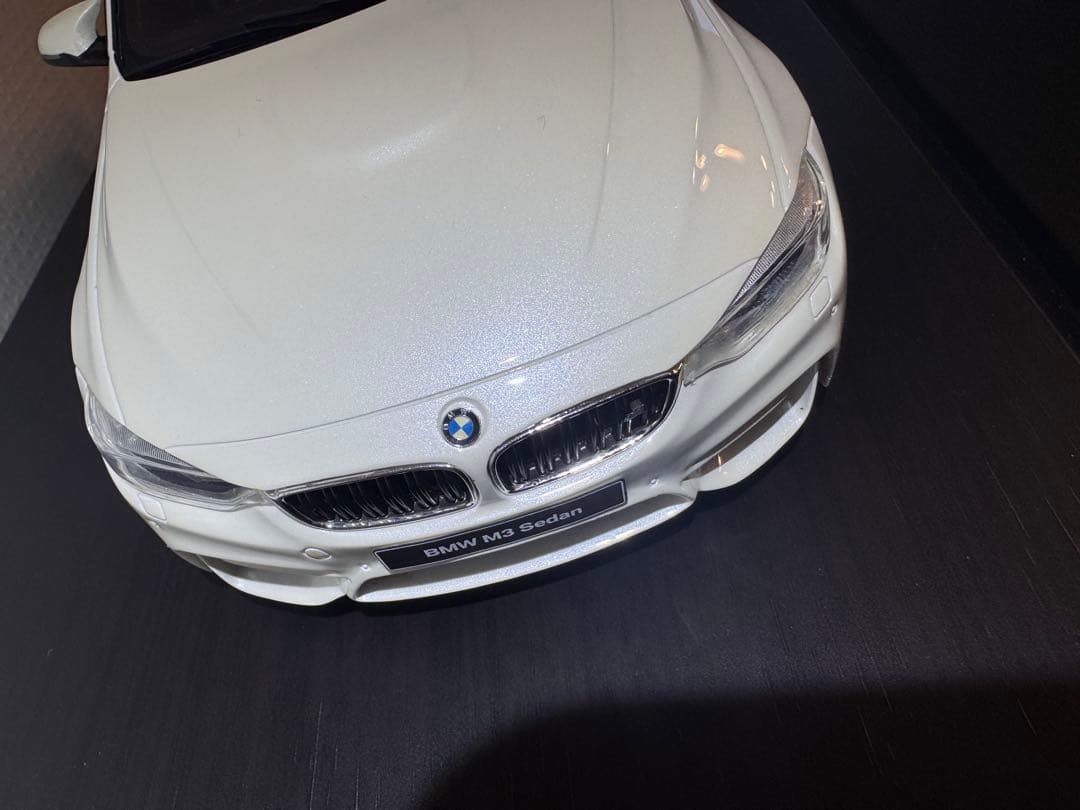  M3 Sedan ホワイト 1/18 ミニカー