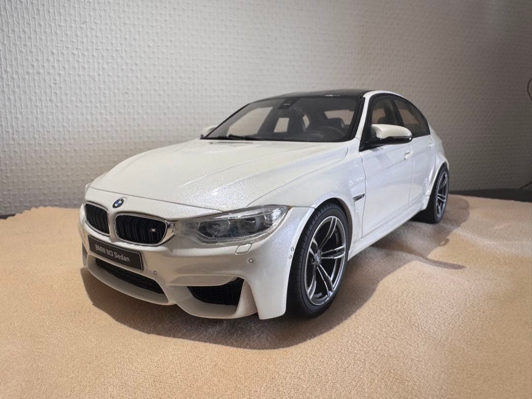  M3 Sedan ホワイト 1/18 ミニカー