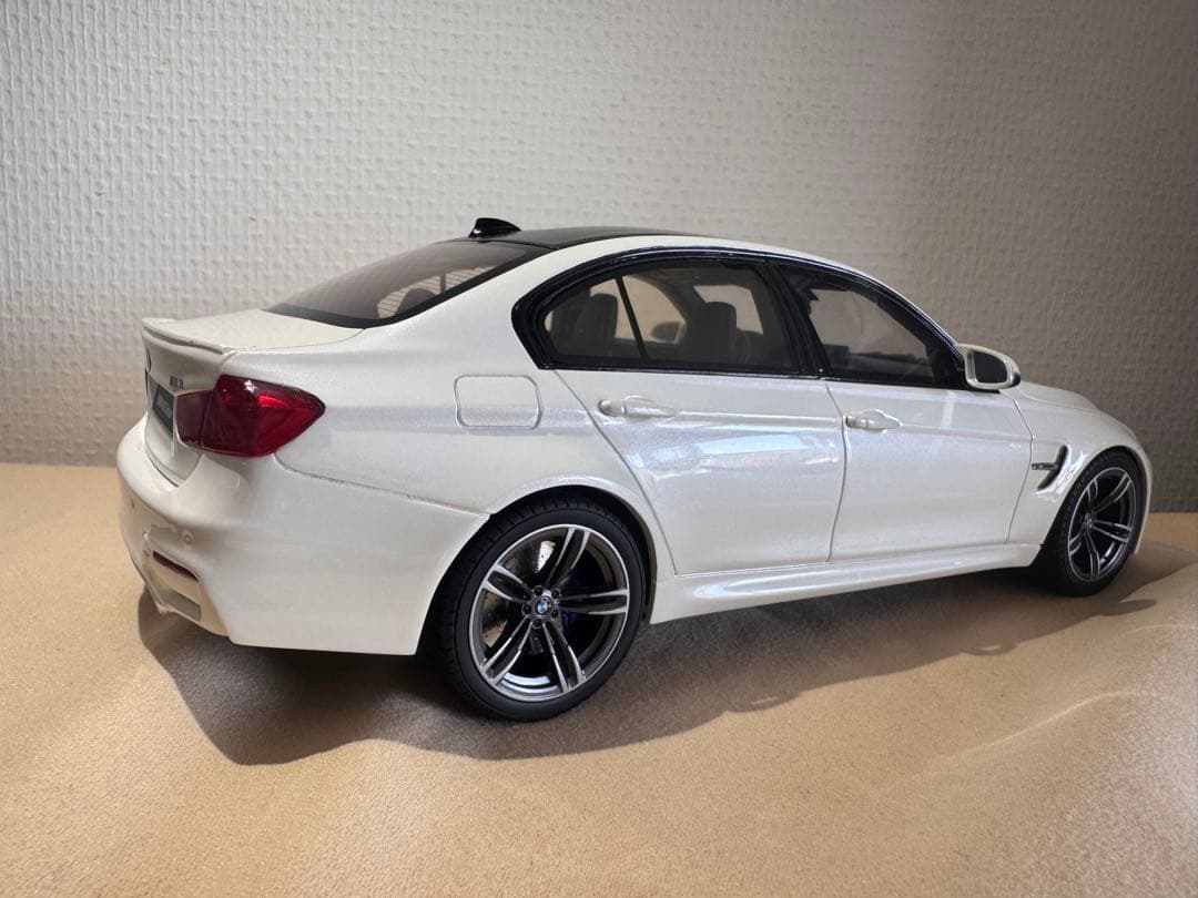  M3 Sedan ホワイト 1/18 ミニカー