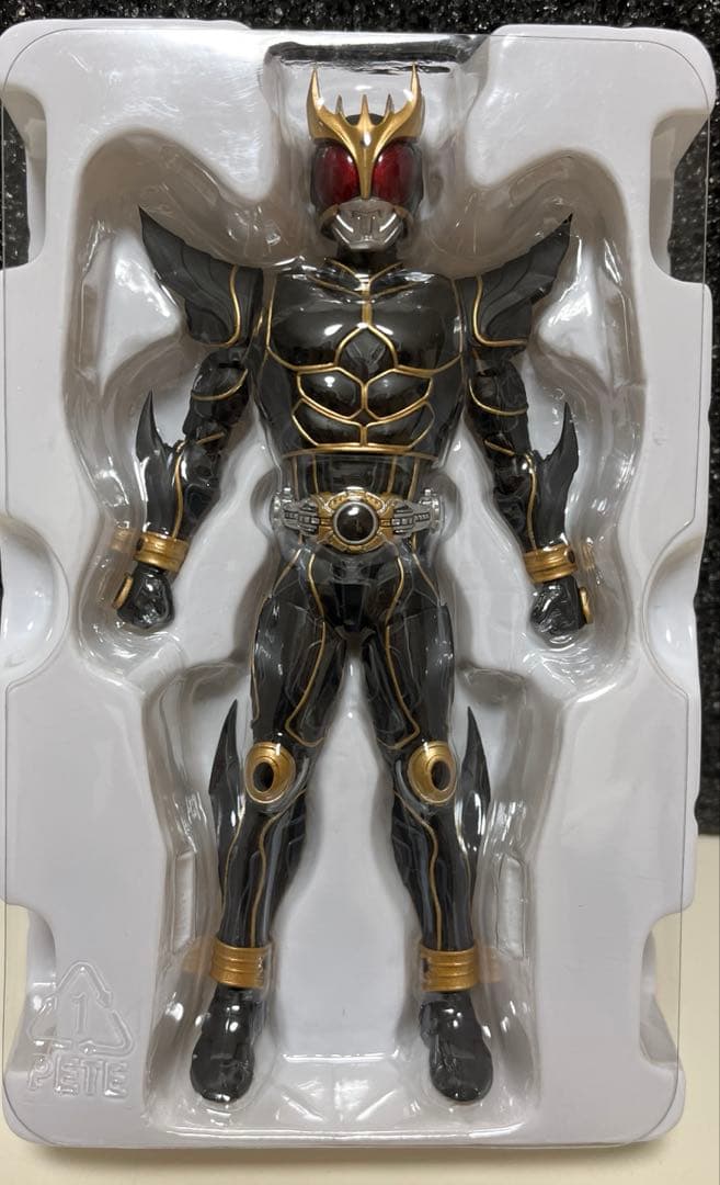 仮面ライダークウガ　アルティメットフォーム　真骨彫　フィギュアーツ