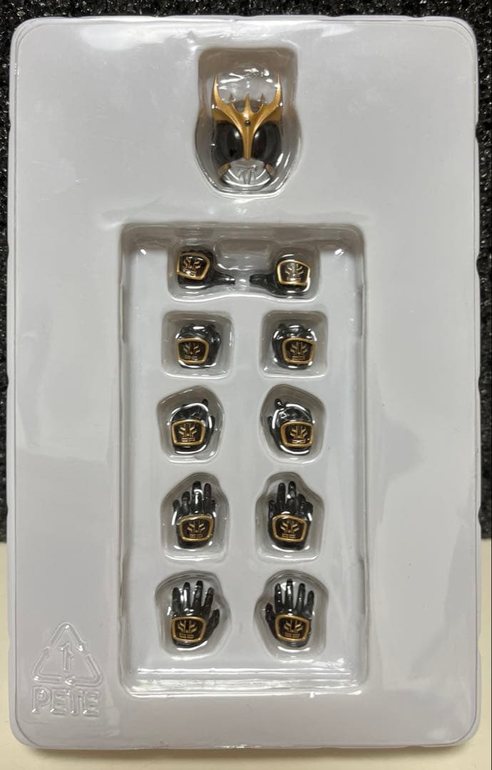 仮面ライダークウガ　アルティメットフォーム　真骨彫　フィギュアーツ