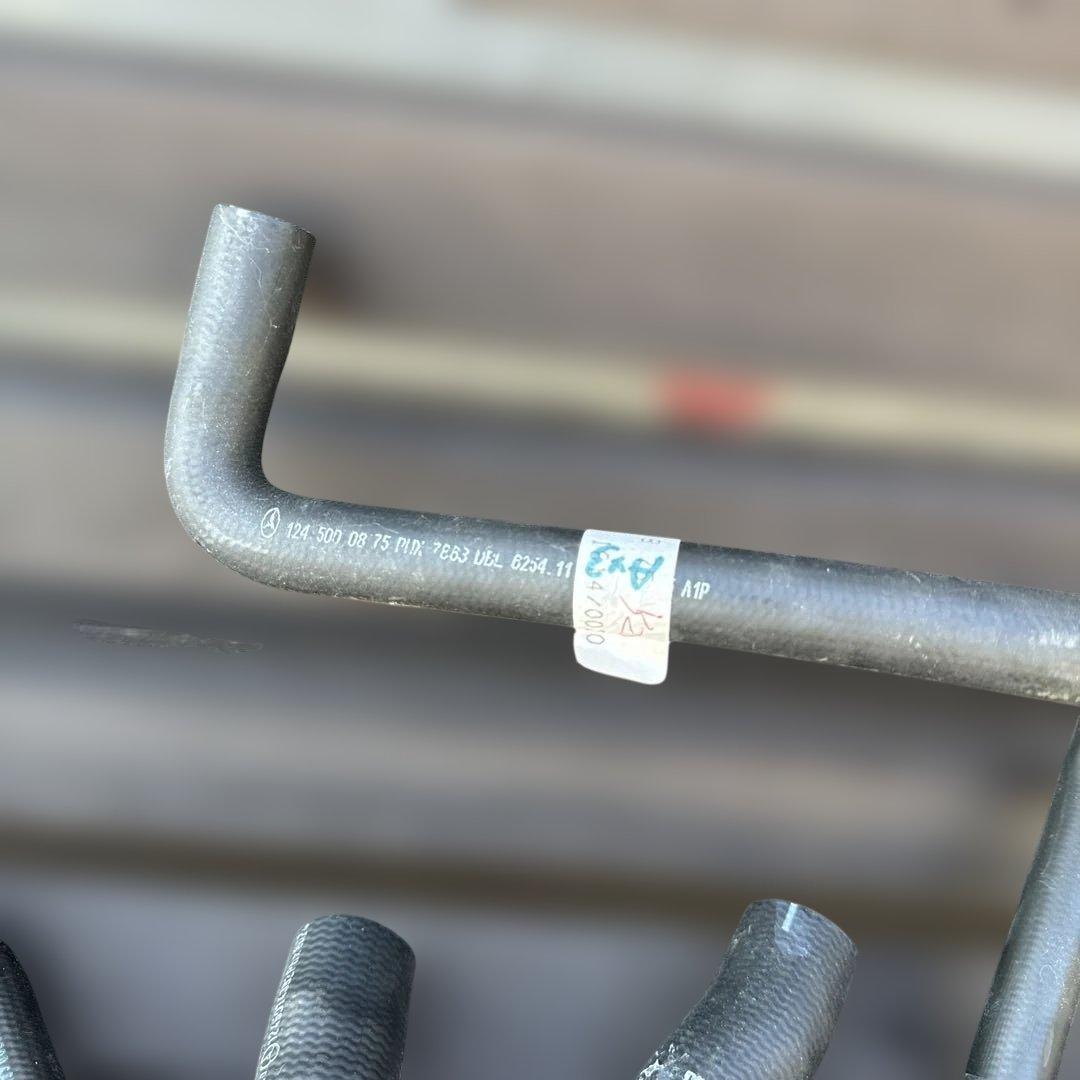 メルセデスベンツ部品　多分w124の500Ｅ用のホース類一式４点セット　未使用品