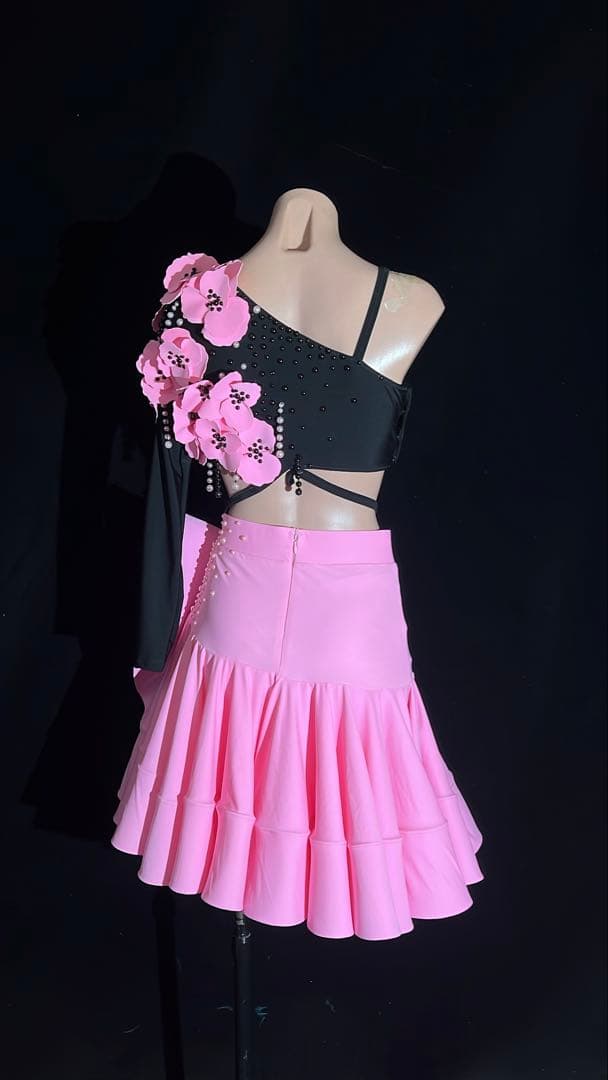 社交ダンス衣装 ピンクと黒 フラワー装飾