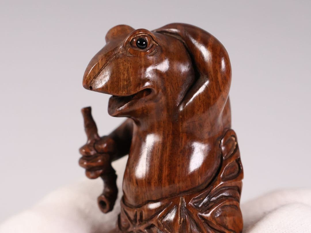 木製 提物 根付 朱氏銘 蛙 煙管 寝る 彫刻 木彫【MA891】