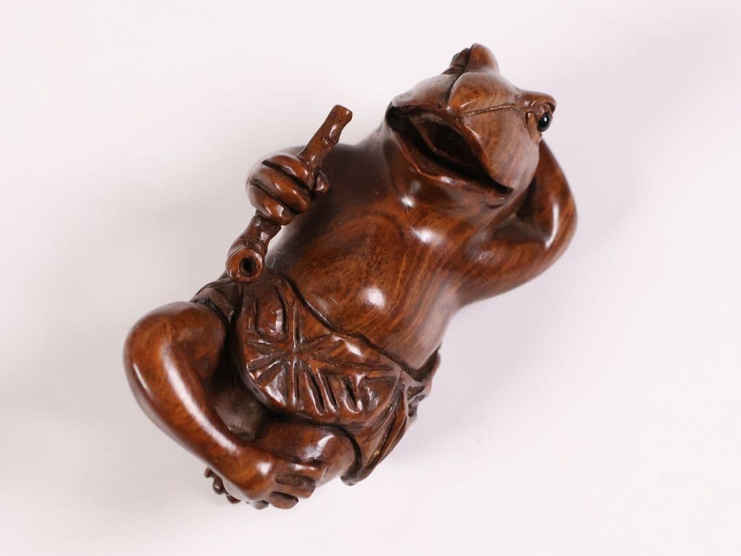 木製 提物 根付 朱氏銘 蛙 煙管 寝る 彫刻 木彫【MA891】