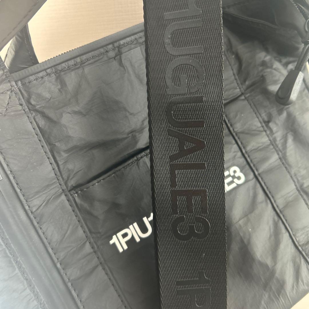 1PIU1UGUALE3 ブラックショルダーバッグ