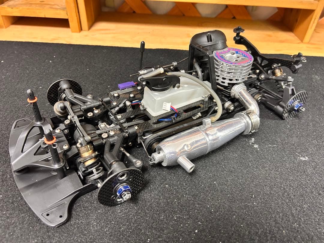 京商V-One R4 (エンジン、マフラー、サーボ付属)