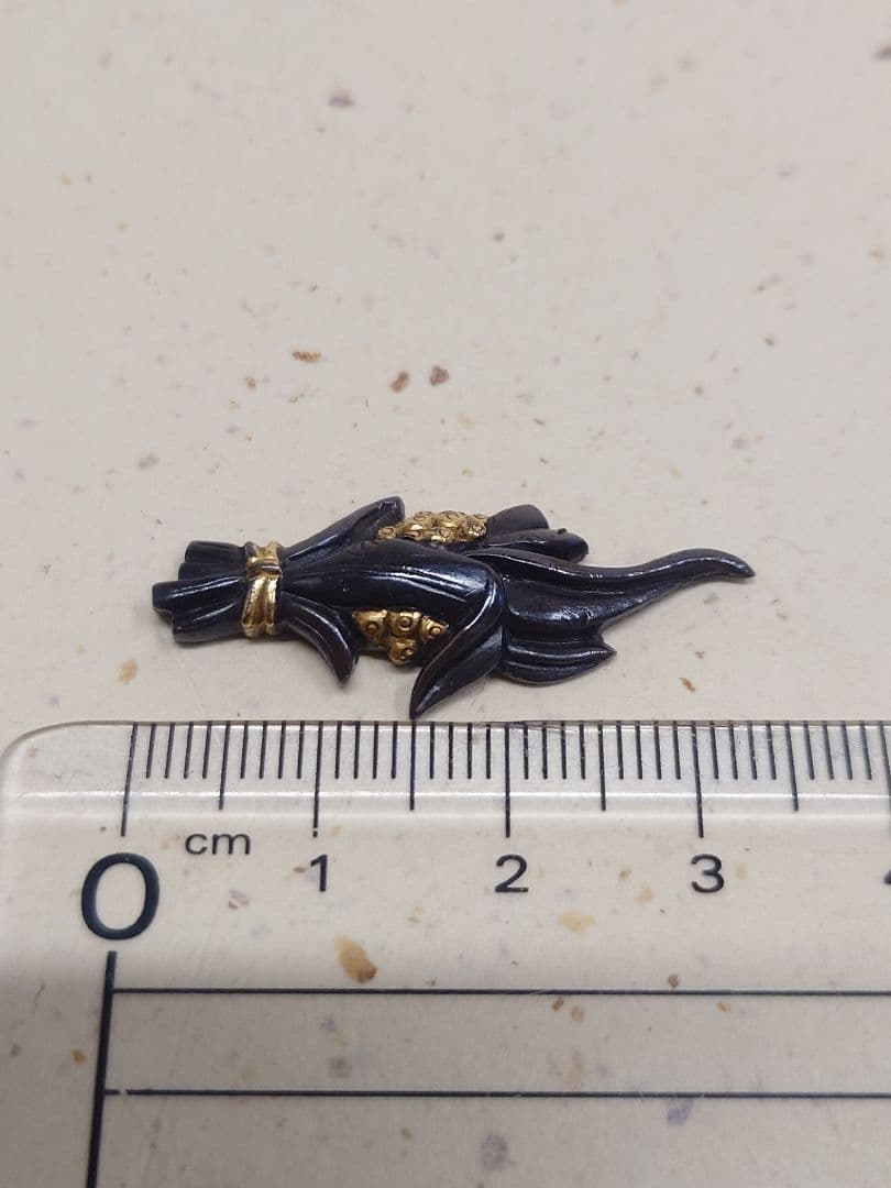 目貫、赤銅地、植物図