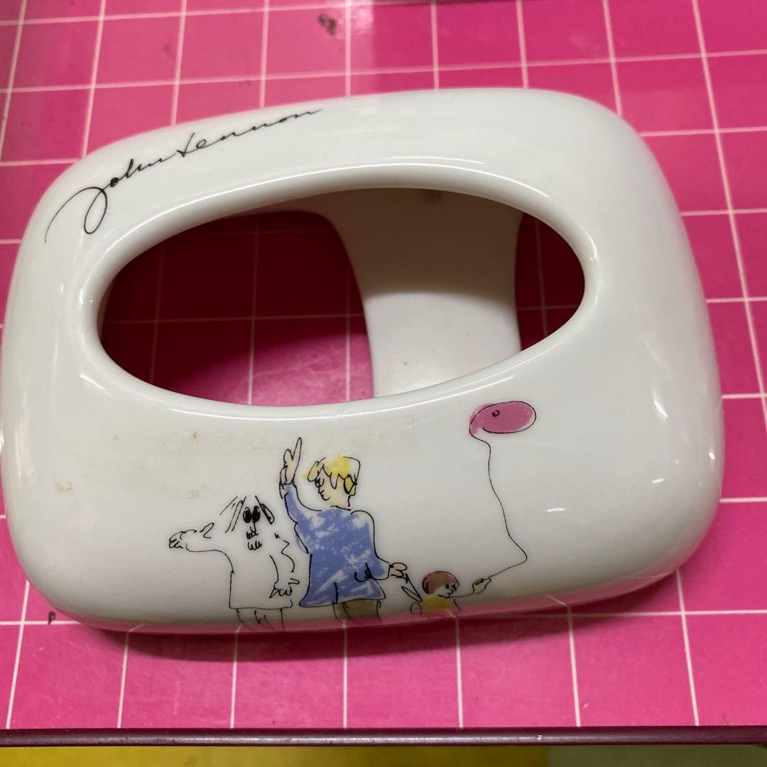 ジョンレノンの陶器のティッシュケースと写真ケース