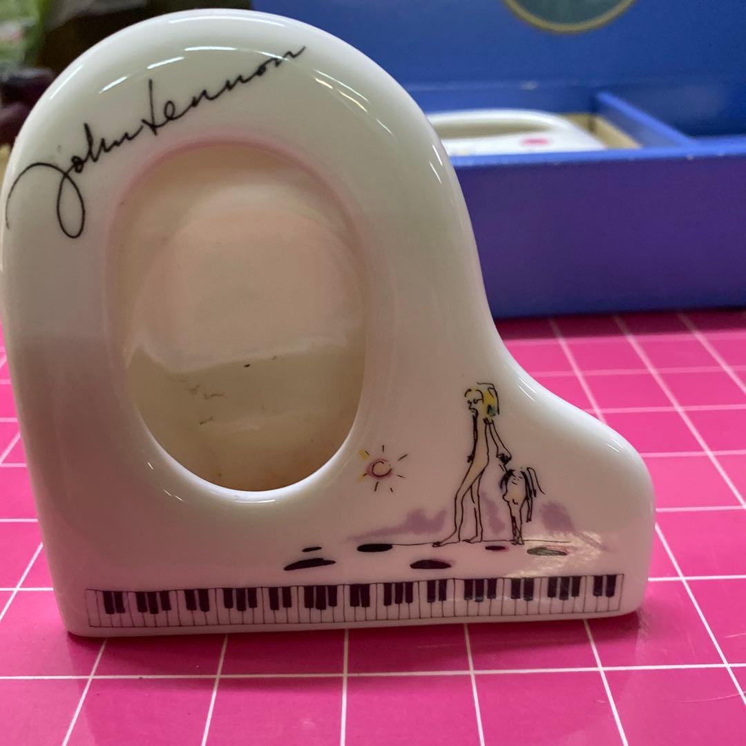ジョンレノンの陶器のティッシュケースと写真ケース