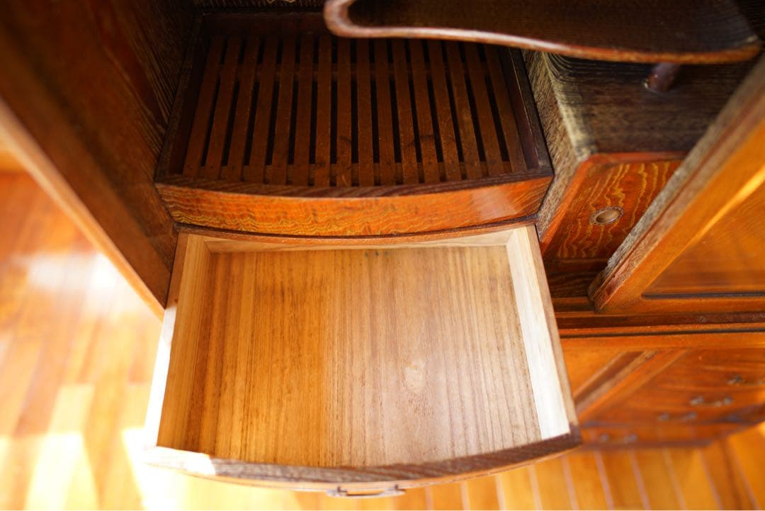 ☆101☆タモ材の玉杢目が美しい茶箪笥