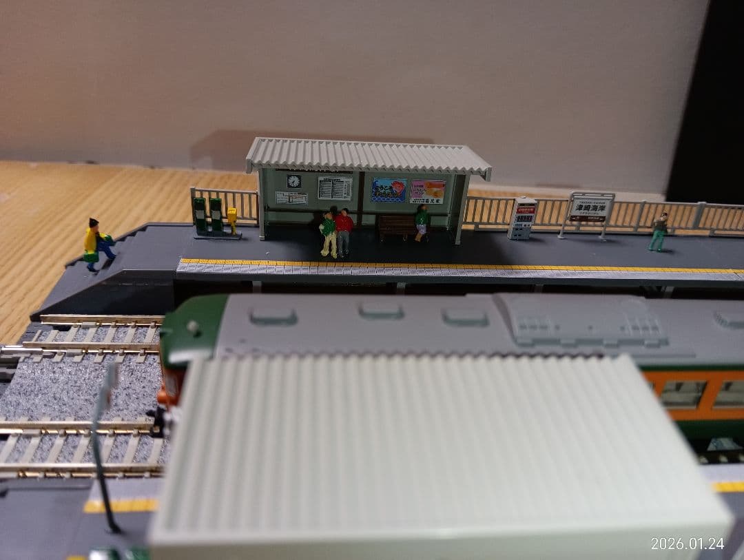 Nゲージ 対向式ホームセット（レール付き）ジオラマ ②