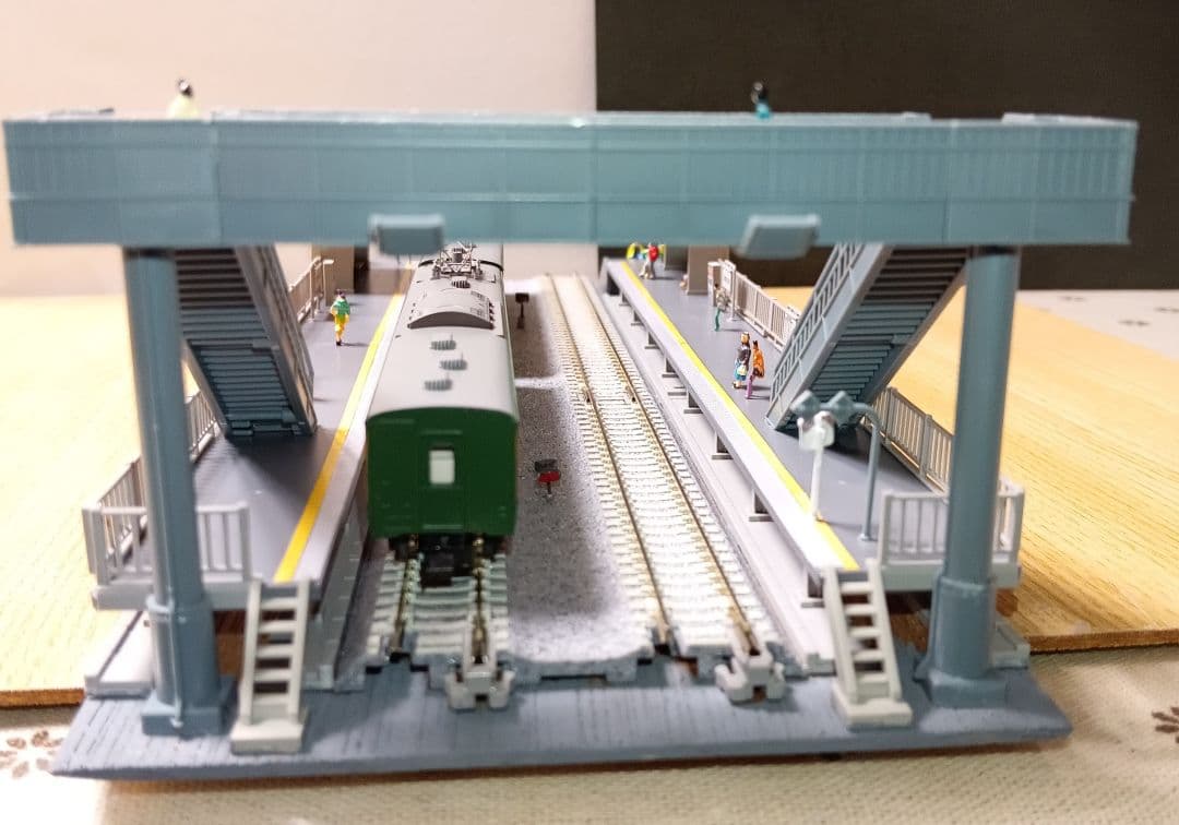 Nゲージ 対向式ホームセット（レール付き）ジオラマ ②