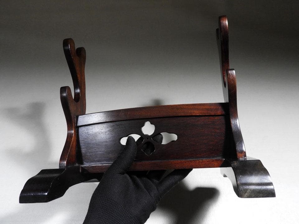 ●①小さい刀掛け 短刀用 二刀掛け 小振り 透かし紋 高さ27㎝ 幅30㎝程度