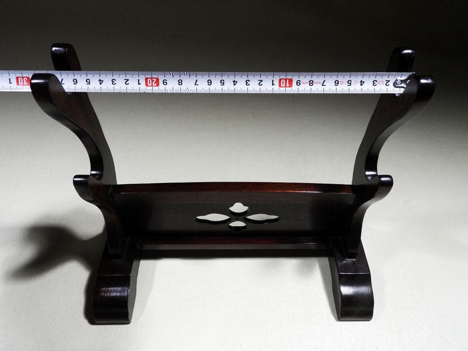 ●①小さい刀掛け 短刀用 二刀掛け 小振り 透かし紋 高さ27㎝ 幅30㎝程度